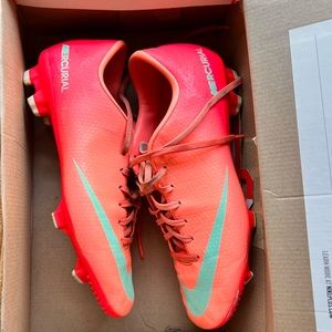 Nike free 5+ soccer cleats, amazing condition!